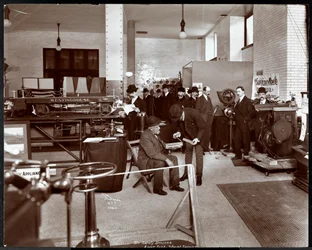 Männer bei einer Ausstellung von Sicherheitsvorrichtungen am American Institute of Social Service, New York, 1906-07